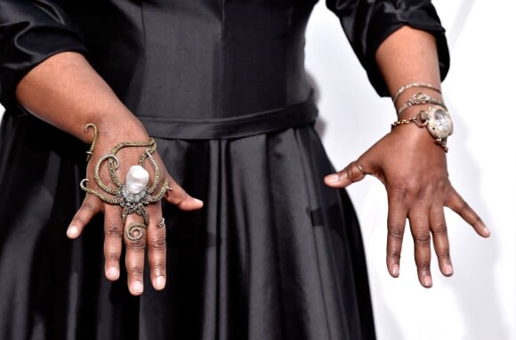 Detalhe das joias escolhidas pela atriz Whoopi Goldberg para a noite do Oscar no Teatro Dolby