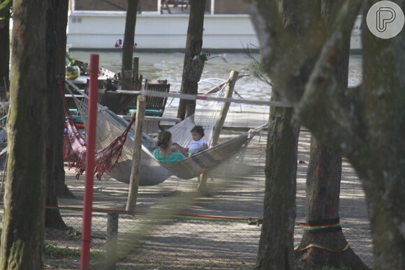 Grazi Massafera curtiu o dia de sol no Rio de Janeiro para brincar com sua filha em um parque à beira da praia da Barra da Tijuca, na Zona Oeste da cidade