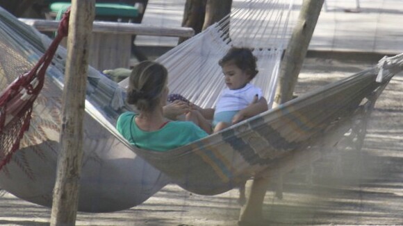 Grazi Massafera, de shortinho, curte férias com sua filha em parque no Rio