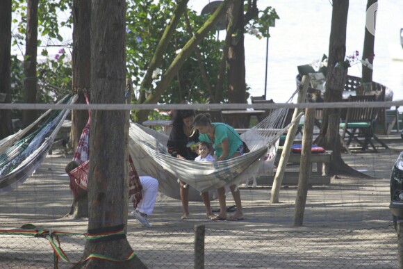 Grazi Massafera e sua filha, Sofia, de um ano e três meses, curtiu o dia de sol no Rio de Janeiro em um parque na Barra da Tijuca