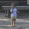 Grazi Massafera, de férias após 'Flor do Caribe', aproveitou o dia de sol no Rio de Janeiro para curtir um passeio com sua filha, Sofia, de um ano e três meses