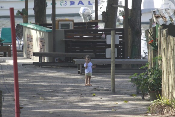 Grazi Massafera, de férias após 'Flor do Caribe', aproveitou o dia de sol no Rio de Janeiro para curtir um passeio com sua filha, Sofia, de um ano e três meses