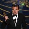 Leonardo DiCaprio fez discurso sobre o efeito estufa ao ganhar o seu primeiro Oscar, por 'O Regresso': 'É a maior ameaça que a nossa espécie está enfrentando'