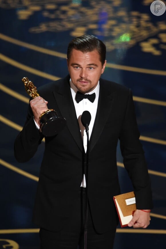 Leonardo DiCaprio fez discurso sobre o efeito estufa ao ganhar o seu primeiro Oscar, por 'O Regresso': 'É a maior ameaça que a nossa espécie está enfrentando'