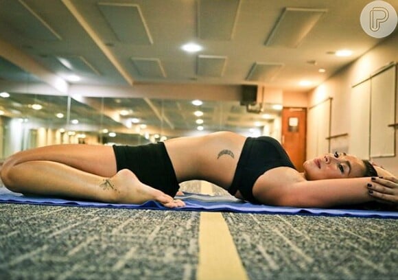 Solteira, Dani Suzuki exibiu o corpaço em postura de ioga