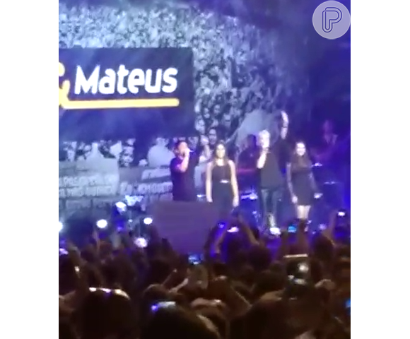 Xuxa se disfarça de backing vocal em show da dupla Jorge e Mateus, no Rio, neste sábado, 27 de fevereiro de 2016