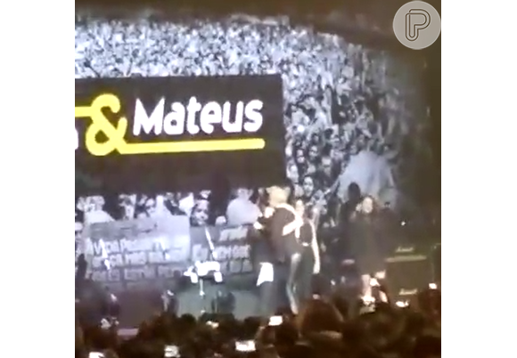 Xuxa se disfarça de backing vocal em show da dupla Jorge e Mateus, no Rio, neste sábado, 27 de fevereiro de 2016