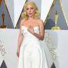 Lady Gaga foi um dos destaques do tapete vermelho do Oscar 2016 com um macacão branco do designer Brandon Maxwell