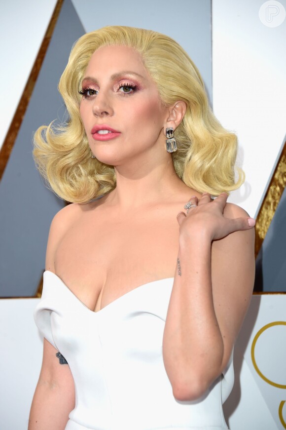 Lady Gaga apostou em par de brincos de diamante de 90 quilates, da designer Lorraine Schwartz, avaliados em US$ 8 milhões, o equivalente a R$ 32 milhões, para a cerimônia do Oscar 2016. A cantora também usou seu anel de noivado, que vale US$ 500 mil, algo em torno de R$ 2 milhões