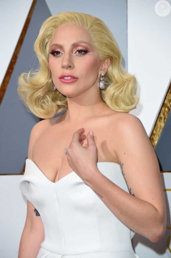 Lady Gaga usa brincos de diamantes no valor de R$ 32 milhões no Oscar 2016, neste domingo, 28 de fevereiro de 2016