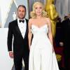 Lady Gaga compareceu ao Oscar 2016 acompanhada pelo noivo, Taylor Kinney