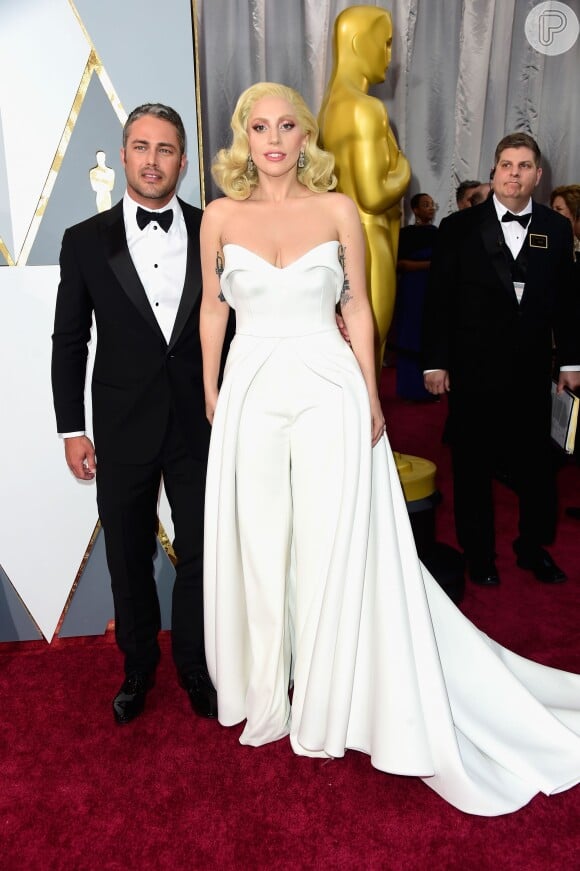 Lady Gaga compareceu ao Oscar 2016 acompanhada pelo noivo, Taylor Kinney