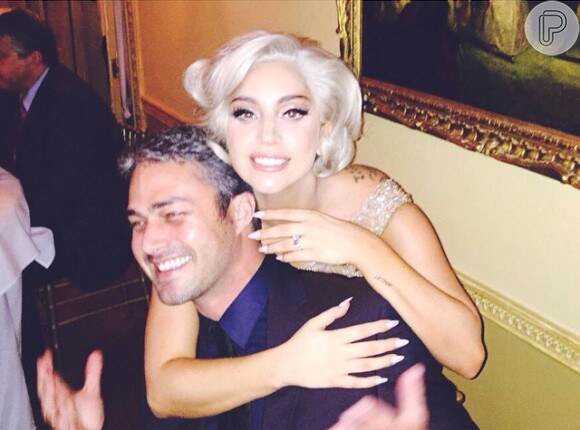 A designer Lorraine Schwartz também é a responsável pelo anel de noivado que Lady Gaga ganhou de Taylor Kinney em 2015. A joia, em formato de coração, foi avaliada em US$ 500 mil, que hoje equivale cerca de R$ 2 milhões