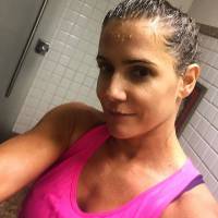 Deborah Secco posa após banho de chuva: 'Para não ficar longe da pequena'