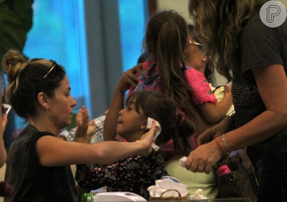 Giovanna Antonelli limpa a orelha de filha após tomarem um sorvete