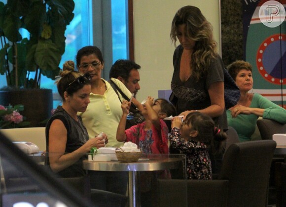 Giovanna Antonelli se diverte em passeio com as filhas gêmeas, Sofia e Antônia, nesta segunda-feira, dia 29 de fevereiro de 2016