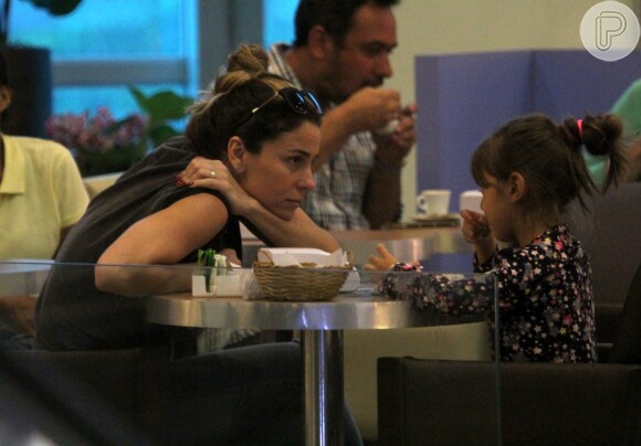 Giovanna Antonelli conversa com a filha durante passeio no shopping