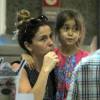 Giovanna Antonelli abraça a filha durante passeio enquanto toma um sorvete