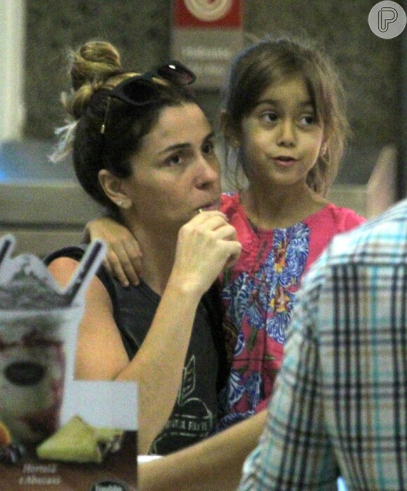 Giovanna Antonelli abraça a filha durante passeio enquanto toma um sorvete