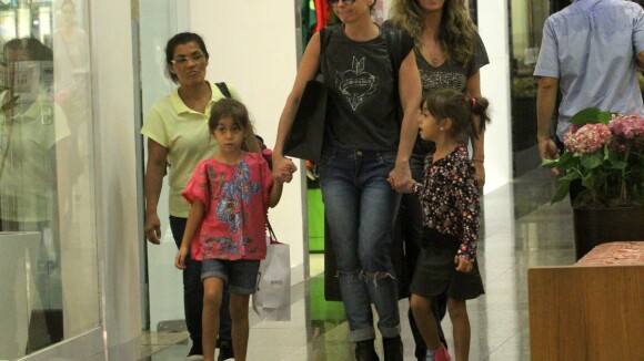 Giovanna Antonelli se diverte em passeio com as gêmeas, Sofia e Antônia. Fotos!