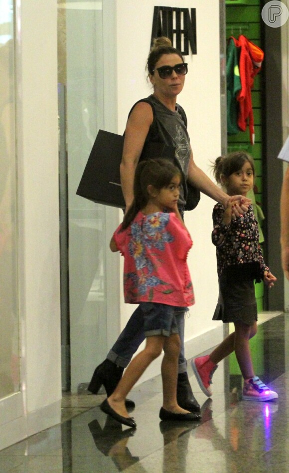 Giovanna Antonelli passeia de mãos dadas com as filhas gêmas, Sofia e Antônia