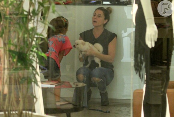 Giovanna Antonelli se diverte em passeio com as filhas gêmeas, Sofia e Antônia, nesta segunda-feira, dia 29 de fevereiro de 2016