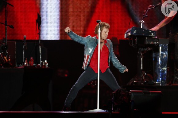 Bon Jovi investiu na performance dançando durante apresentação