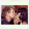 Bon Jovi chamou uma fã no palco e lhe deu beijo na boca