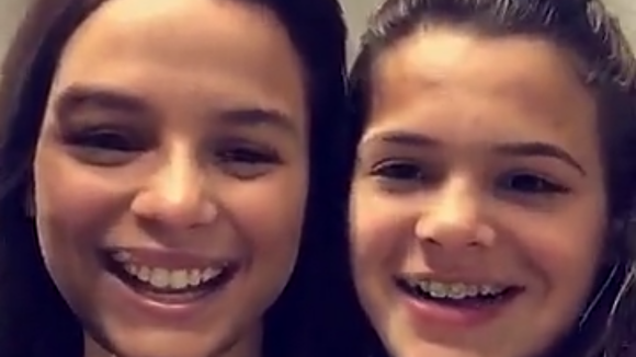 Bruna Marquezine se diverte ao trocar de rosto com a irmã: 'Parecidas'. Vídeo!