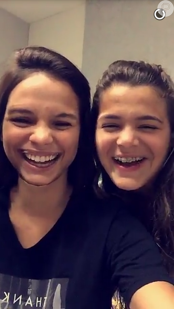 A atriz fez 'snaps', vídeos no Snapchat, trocando de rosto com a irmã