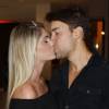 Bárbara Evans e Antonio Villarejo foram clicados aos beijos durante a pré-estreia de 'Apaixonados - O Filme' na noite desta segunda-feira, 29 de fevereiro de 2016