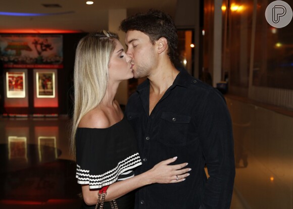 Bárbara Evans e Antonio Villarejo foram clicados aos beijos durante a pré-estreia de 'Apaixonados - O Filme' na noite desta segunda-feira, 29 de fevereiro de 2016