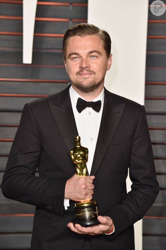 Leonardo DiCaprio foi a um restaurante comemorar a vitória no Oscar e quase esqueceu a estatueta no local