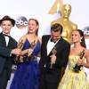 Leonardo DiCaprio comemora com outros vencedores na categoria atuação: Alicia Vikander, Brian Larson e Mark Rylance