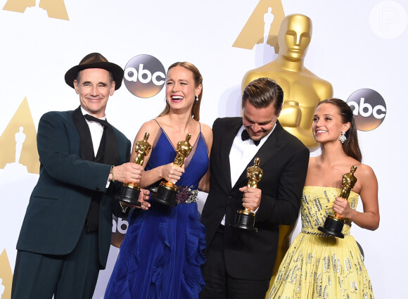Leonardo DiCaprio comemora com outros vencedores na categoria atuação: Alicia Vikander, Brian Larson e Mark Rylance