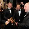 Leonardo DiCaprio comemora vitória com equipe de 'O Regresso'
