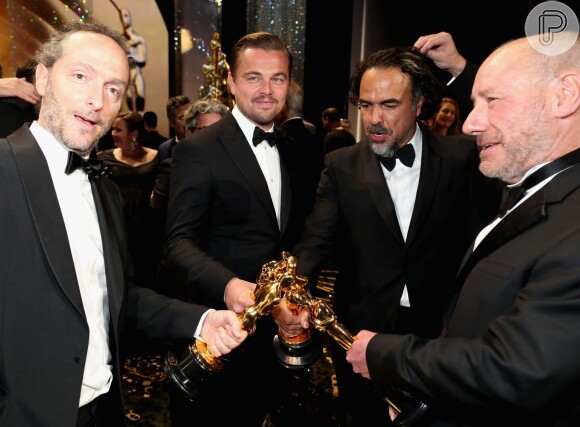 Leonardo DiCaprio comemora vitória com equipe de 'O Regresso'