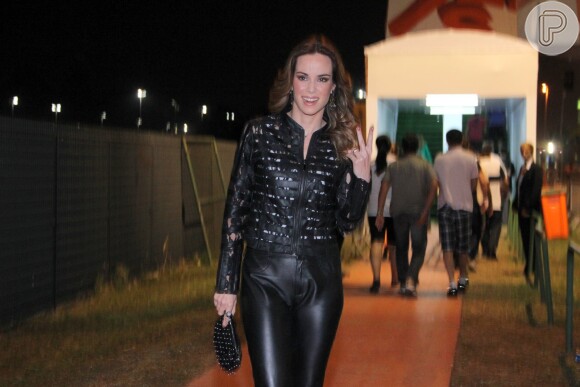 Sem o diretor Boninho, a apresentadora Ana Furtado investiu no look preto e de couro para o evento