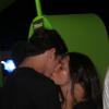 Durante o show, Rômulo Neto e Cleo Pires trocaram beijos apaixonados