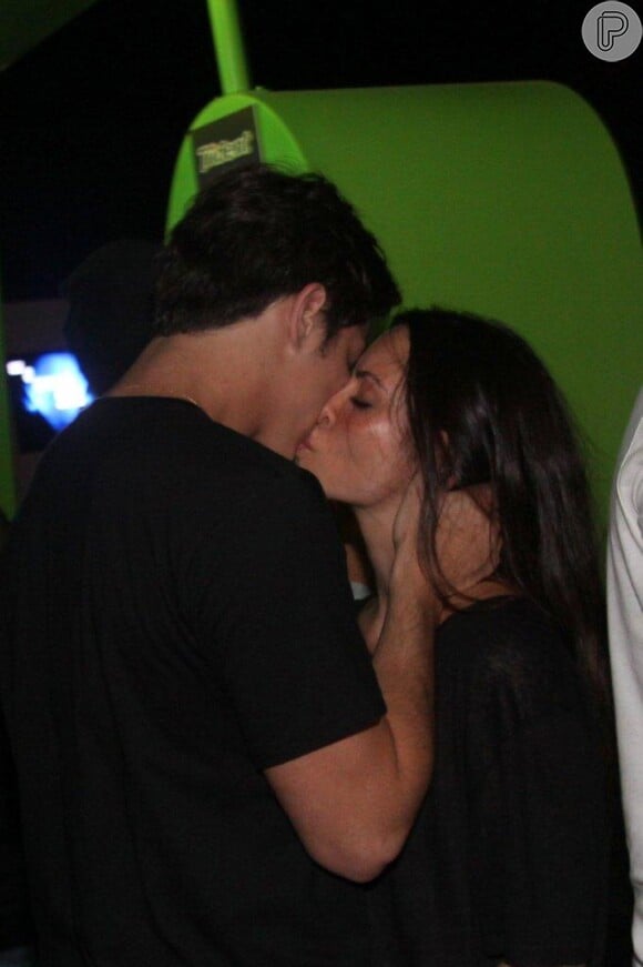 Durante o show, Rômulo Neto e Cleo Pires trocaram beijos apaixonados