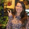 Fernanda Souza posa sorridente para foto em passeio no shopping com Bruna Marquezine
