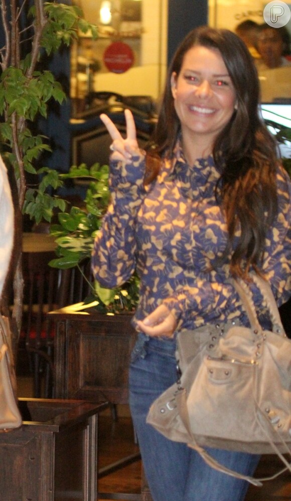 Fernanda Souza posa sorridente para foto em passeio no shopping com Bruna Marquezine