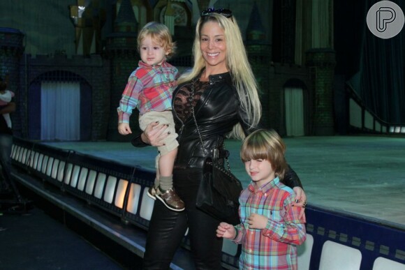 Danielle Winits posa com os dois filhos, Noah e Guy