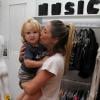 Danielle Winits dá um beijinho no filho Guy, de 1 ano