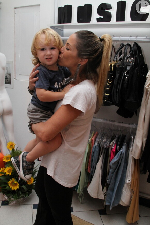Danielle Winits dá um beijinho no filho Guy, de 1 ano