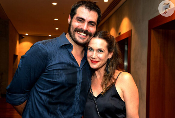Thiago Lacerda e a mulher, Vanessa Lóes, foram clicados juntos em pré-estreia em meio a rumores de uma crise no casamento
