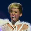 Miley Cyrus deixa parte de seus seios à mostra no IHeartMusic Music Festival