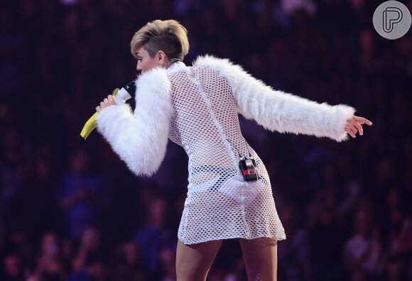 Miley Cyrus também deixa parte de seu bumbum à mostra