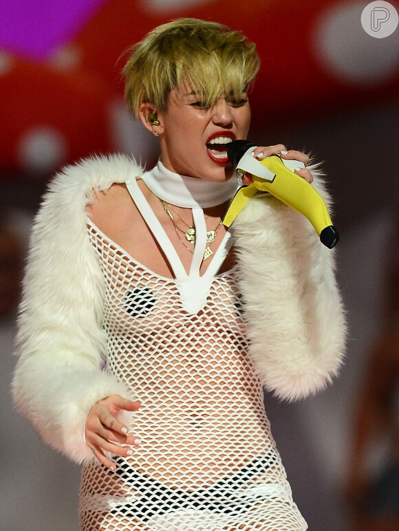 Miley Cyrus canta com microfone em formato de banana