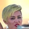 Miley Cyrus chora durante sua primeira apresentação no IHeartRadio Music Festival